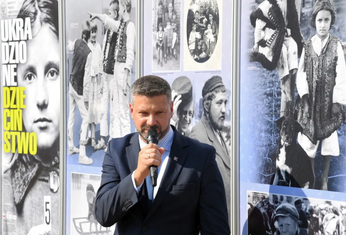 Wystawa plenerowa "Ukradzione dzieciństwo"