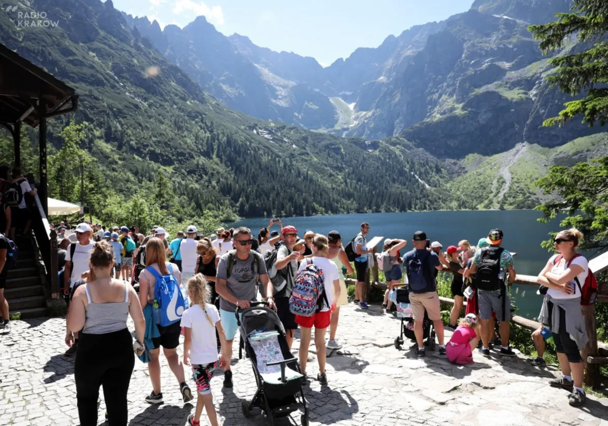 Turyści ruszyli w Tatry. Bardzo tłoczno jest na szlakach