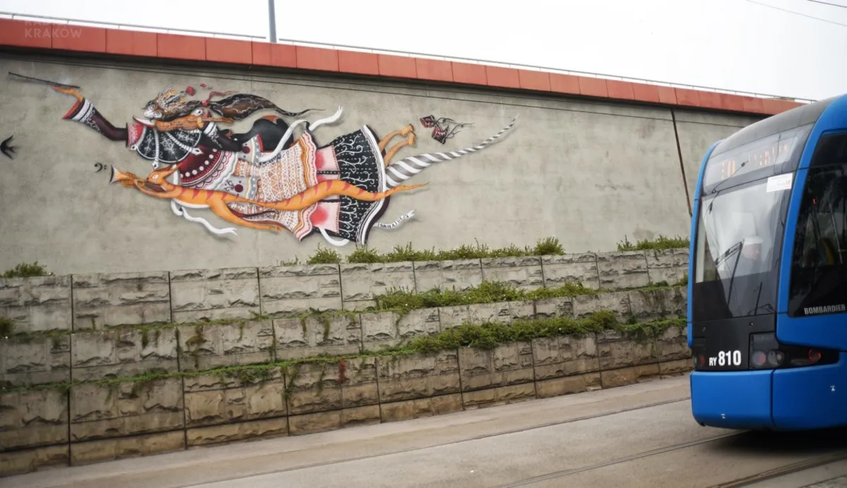 "Carmen. Miłość jest buntowniczym ptakiem" - mural Mikołaja Rejsa na Rondzie Mogilskim 