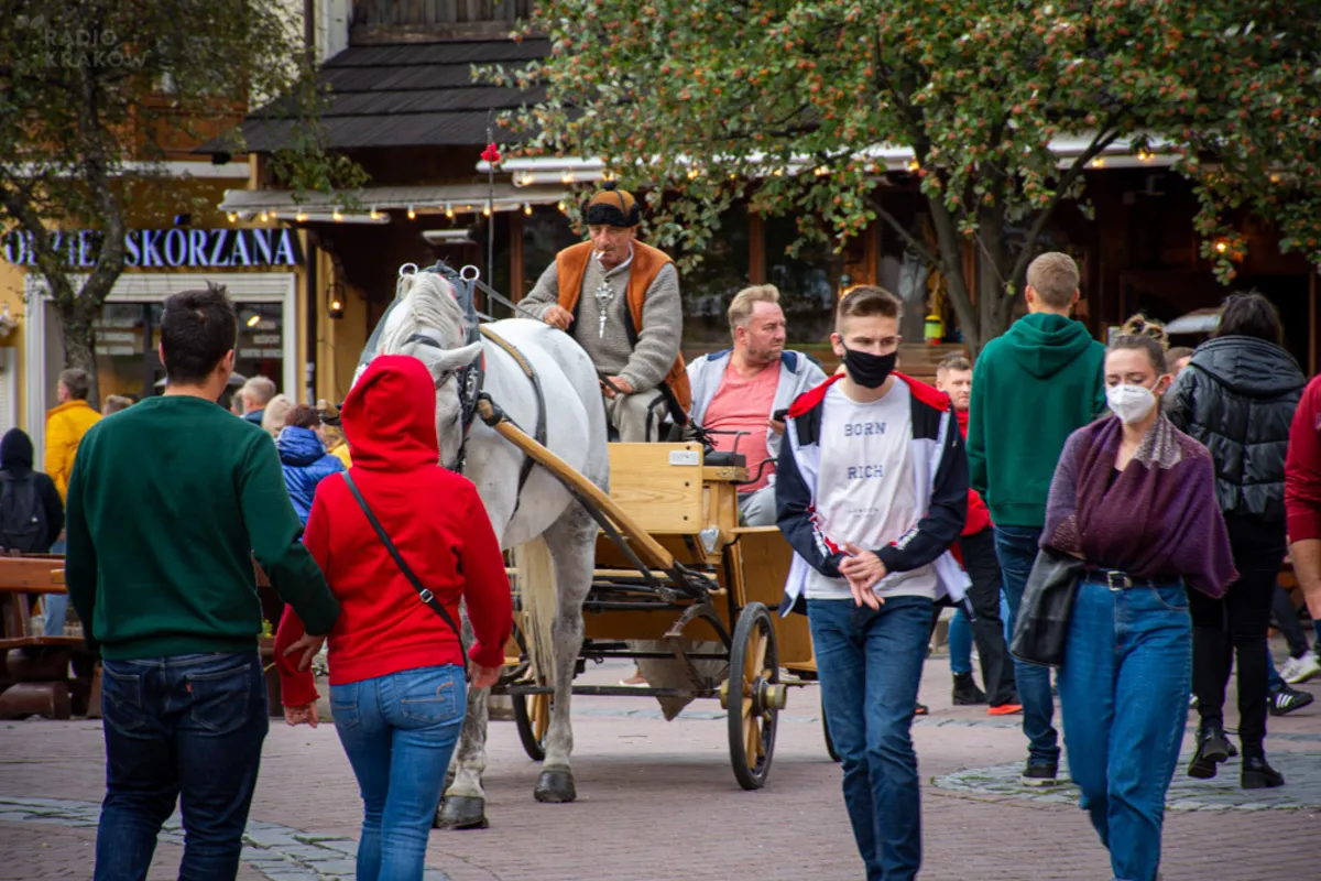 Zakopane w czerwonej strefie - służby kontrolują, czy spacerujący zasłaniają usta i nos