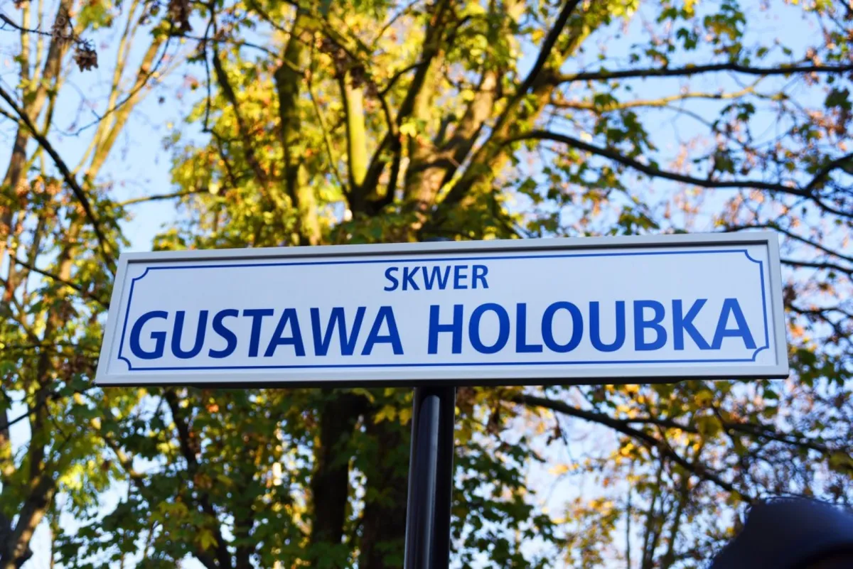 Skwer imienia Gustawa Holoubka koło stadionu Cracovii