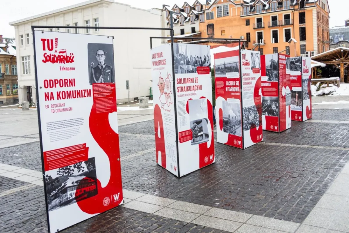 Na placu Niepodległości w Zakopanem otwarto wystawę "Tu rodziła się Solidarność"
