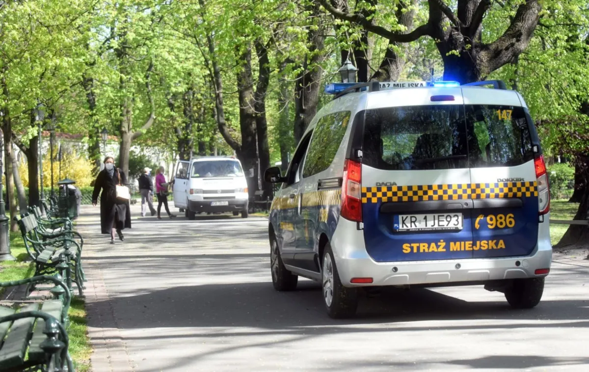 Pierwszy dzień częsciowego zniesienia obostrzeń epidemiologicznych na Plantach Krakowskich