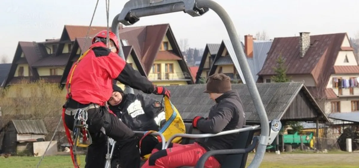 Strażacy i ratownicy ewakuują narciarzy z kolei krzesełkowych