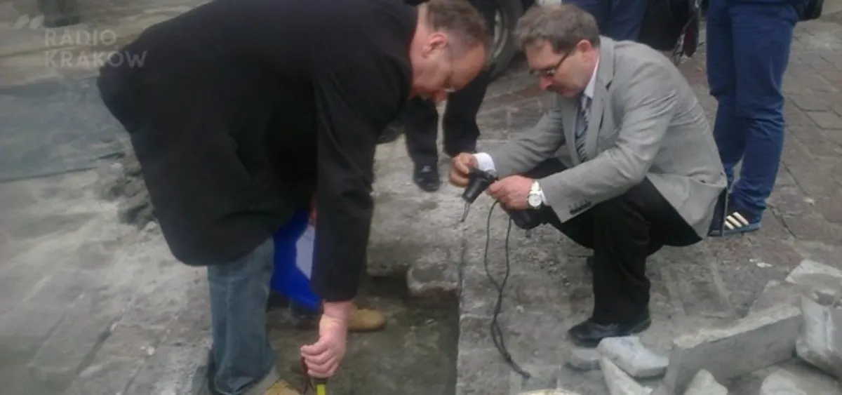 Tarnowscy radni z łopatą i metrem na ul. Krakowskiej