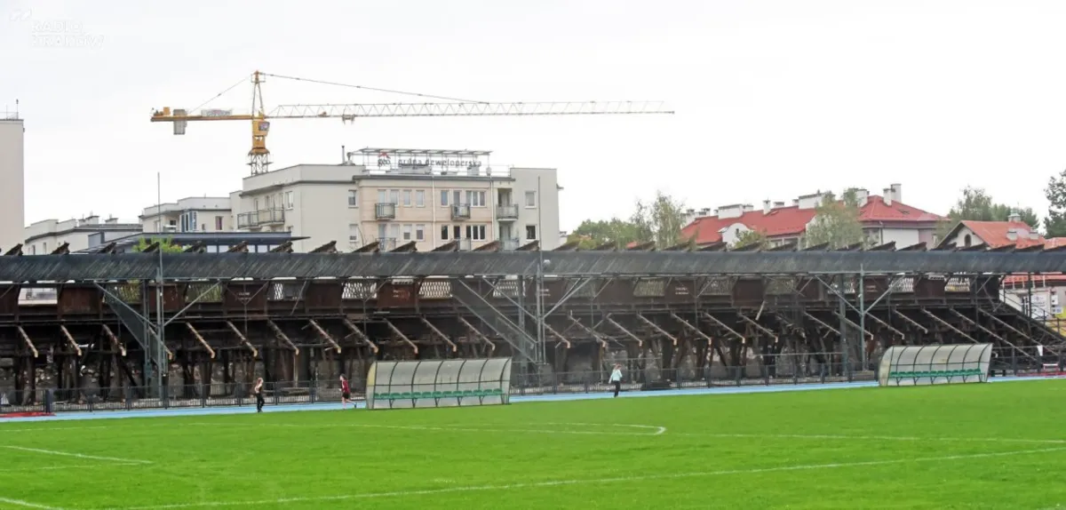 Trwa przebdowa najstarszej drewnianej trybuny sportowej na WKS Wawel