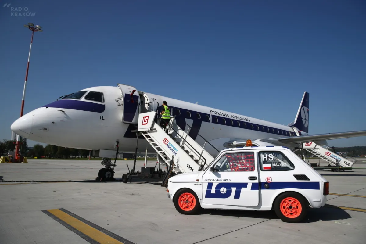 Maluch pilotuje samolot PLL LOT - kiedyś tak było!