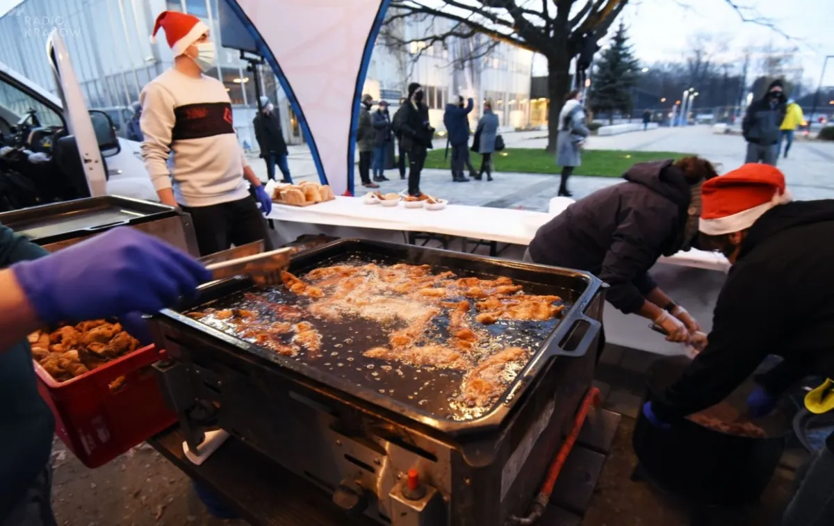 Smażony karp, bigos, czyli porcja wigilijna - poczęstunek dla mieszkańców Krakowa