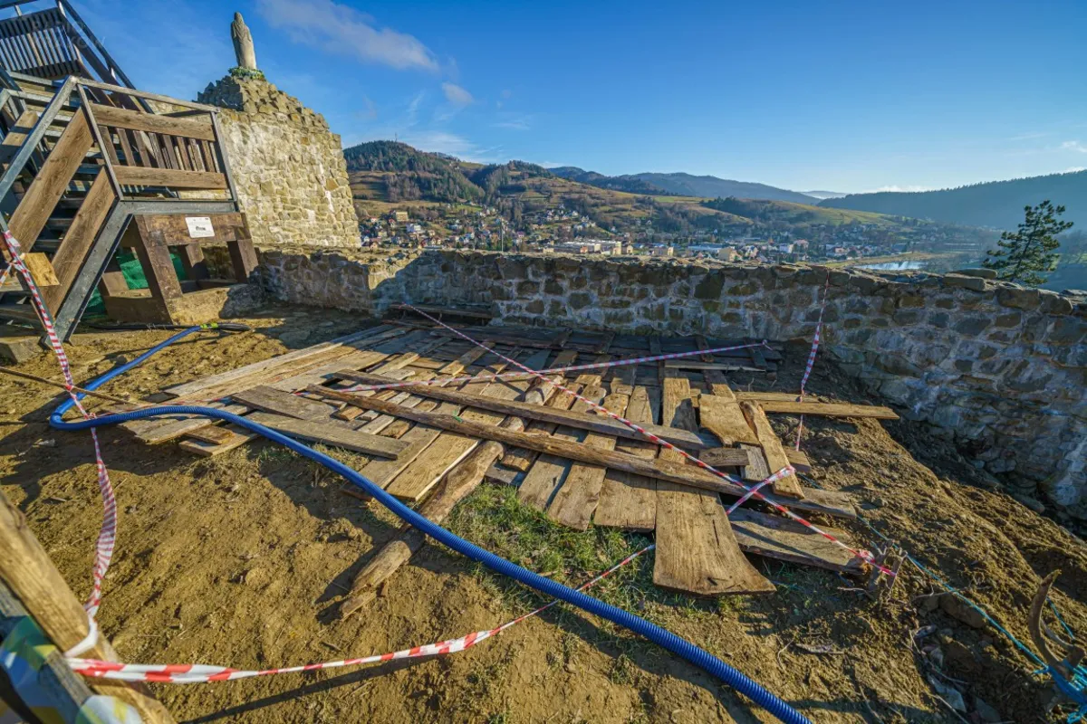 Muszyna. prace przy odbudowie ruin zamku (20.12.2020)