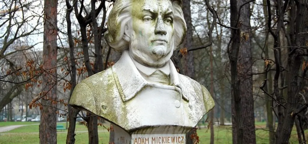 Pomniki z krakowskiego Parku Jordana w rozsypce. <b>FOTO</b>