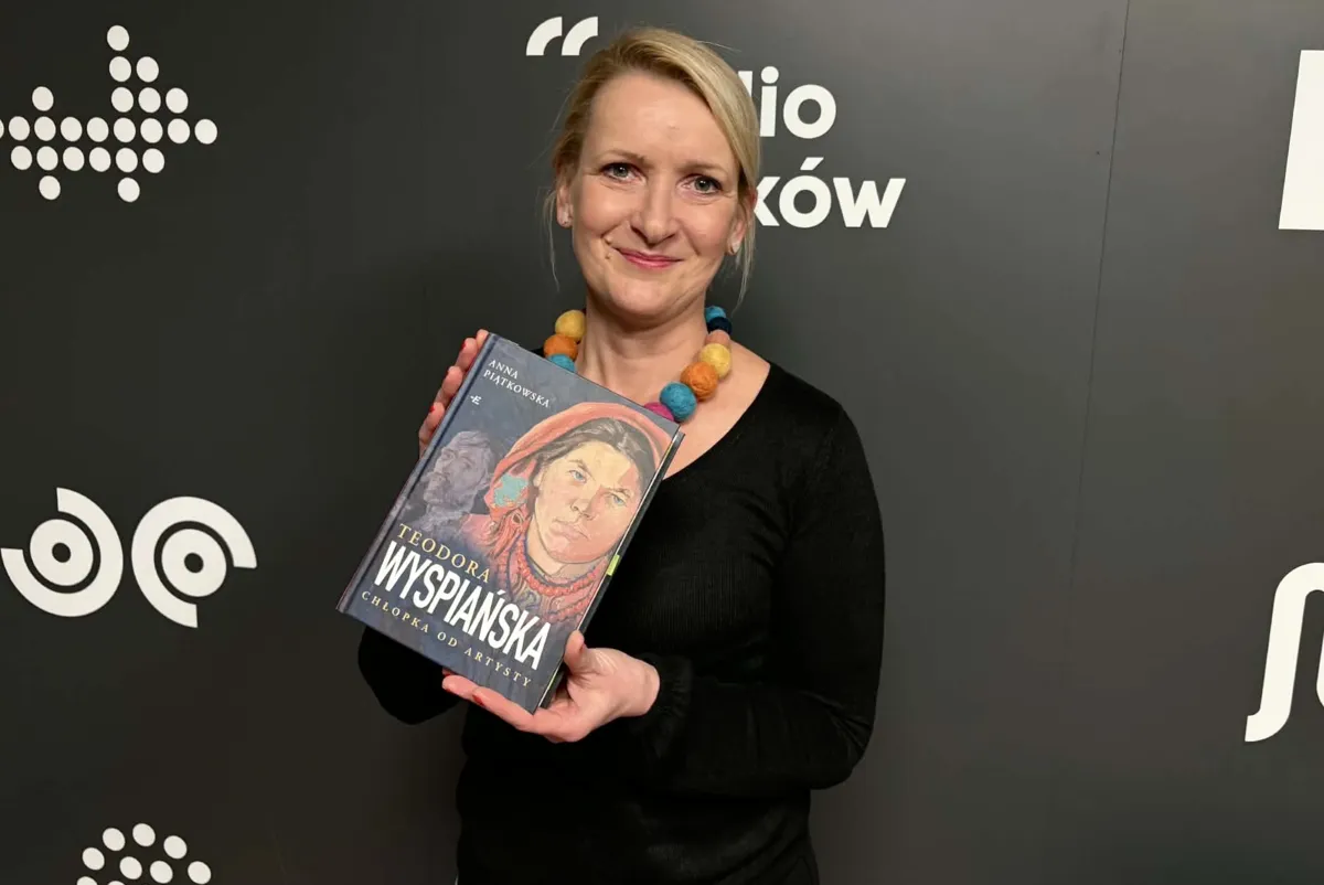 Anna Piątkowska z książką "Teodora Wyspiańska. Chłopka od artysty"