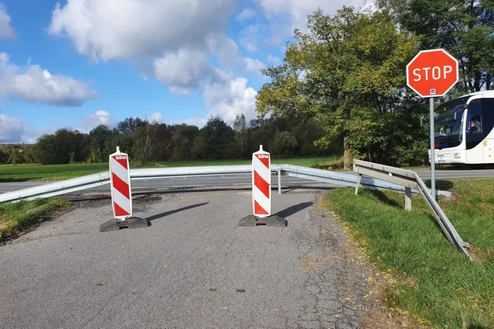 Mieszkańcy chcą tego wjazdu, drogowcy go zamknęli. Ktoś wyłamał bariery