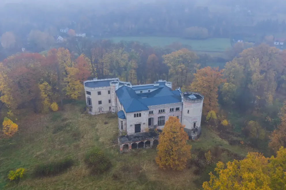 Neogotycki pałac Skrzyńskich w Zagórzanach koło Gorlic, XIX-wieczna rezydencja otoczona zabytkowym parkiem, którą planuje kupić i odnowić gmina Gorlice.