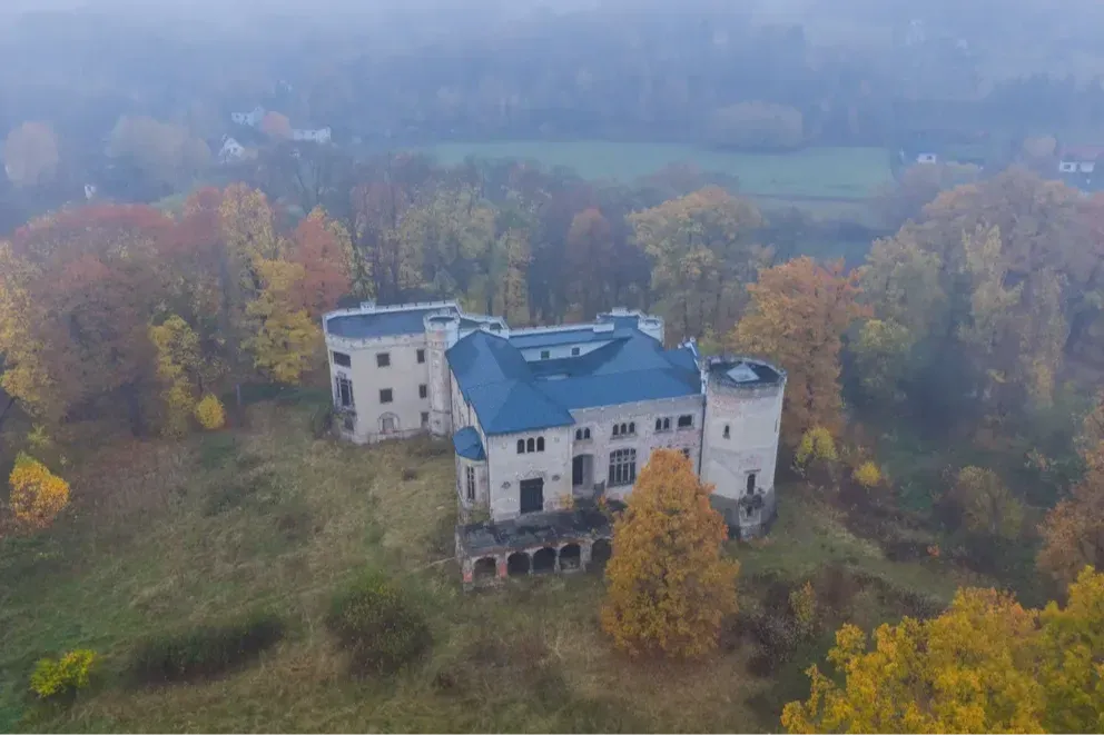 Zaniedbany pałac w Zagórzanach zyska nowe życie. Samorząd szykuje wieloletnią inwestycję. ZDJĘCIA