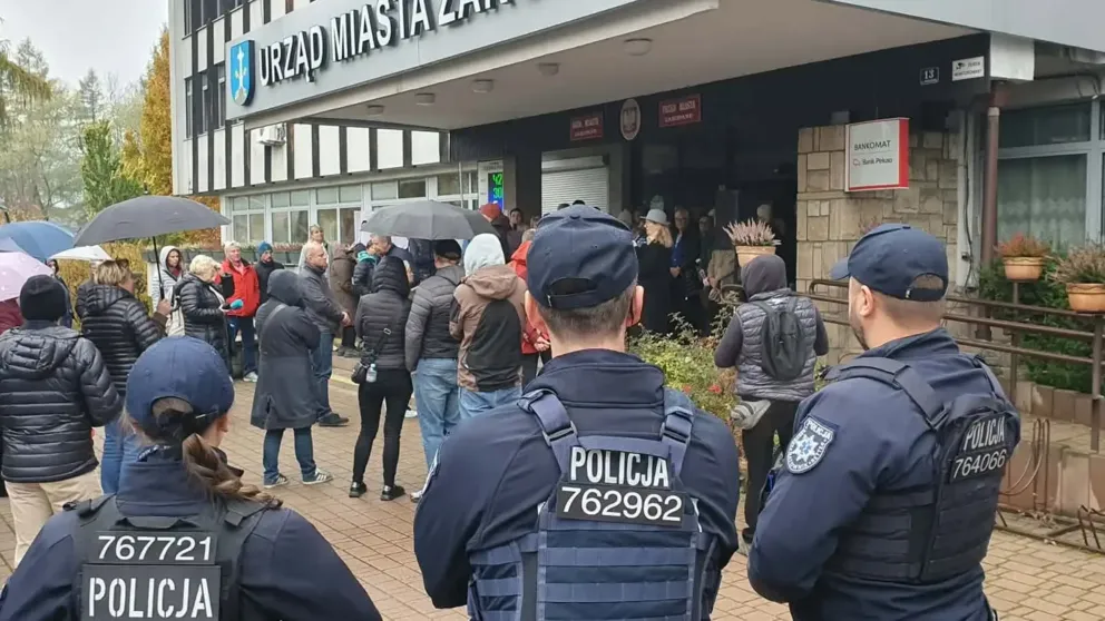 Około 100 osób protestowało przed urzędem w Zakopanem. Nie chcą obwodnicy w żadnym wariancie