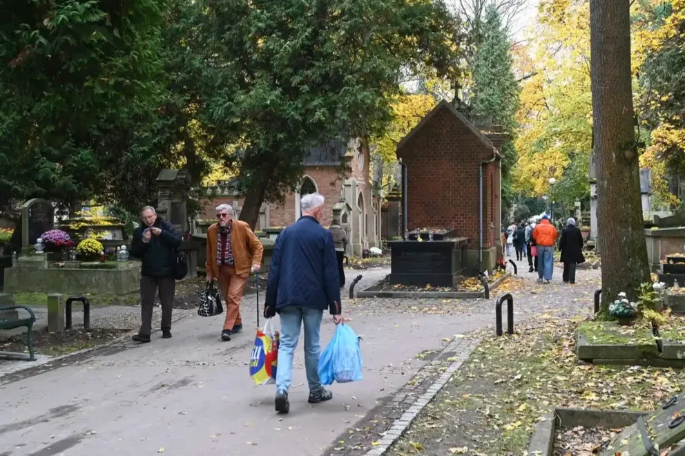 Znicze, kwiaty i ostatnie porządki. Cmentarz Rakowicki w Krakowie