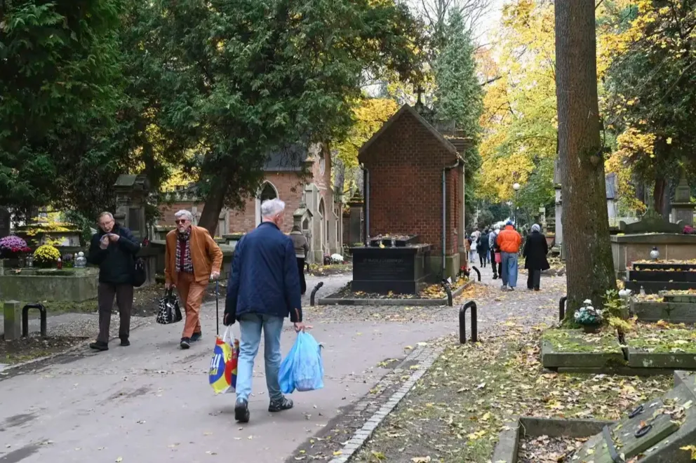 Cmentarz Rakowicki w Krakowie przed Wszystkimi Świętymi. Odwiedzający porządkują groby bliskich, ustawiają kwiaty i znicze przed 1 listopada
