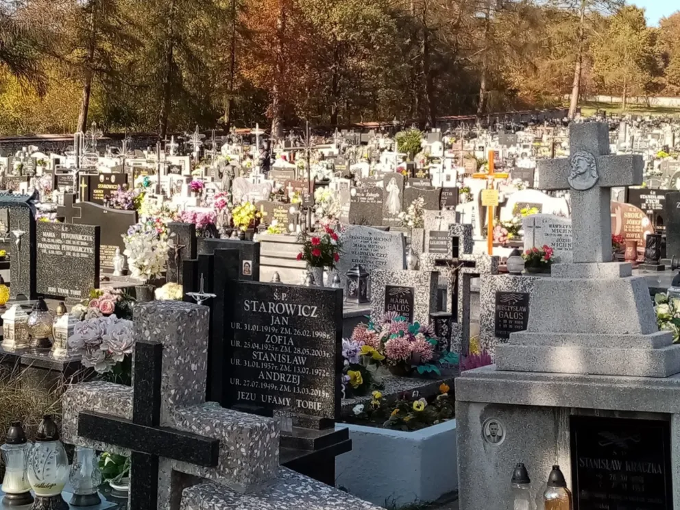 Piotr Kapusta zaprasza na spacer po cmentarzu w Czernichowie i dzielenia się swoimi rodzinnymi historiami