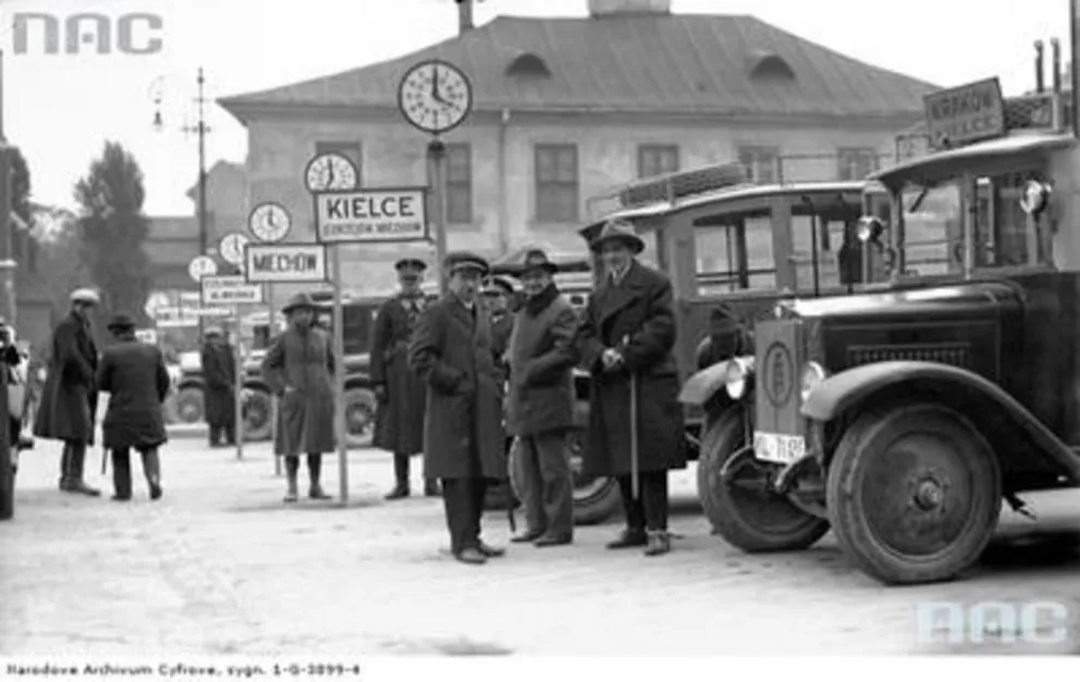 Dworzec autobusowy w Krakowie, lata 20. i 30. ub. wieku/fot: www.audiovis.nac.gov.pl