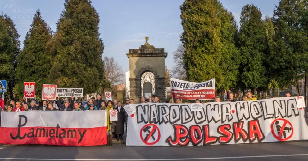 Nowy Sącz: Kilkadziesiąt osób manifestowało przed pomnikiem Armii Czerwonej
