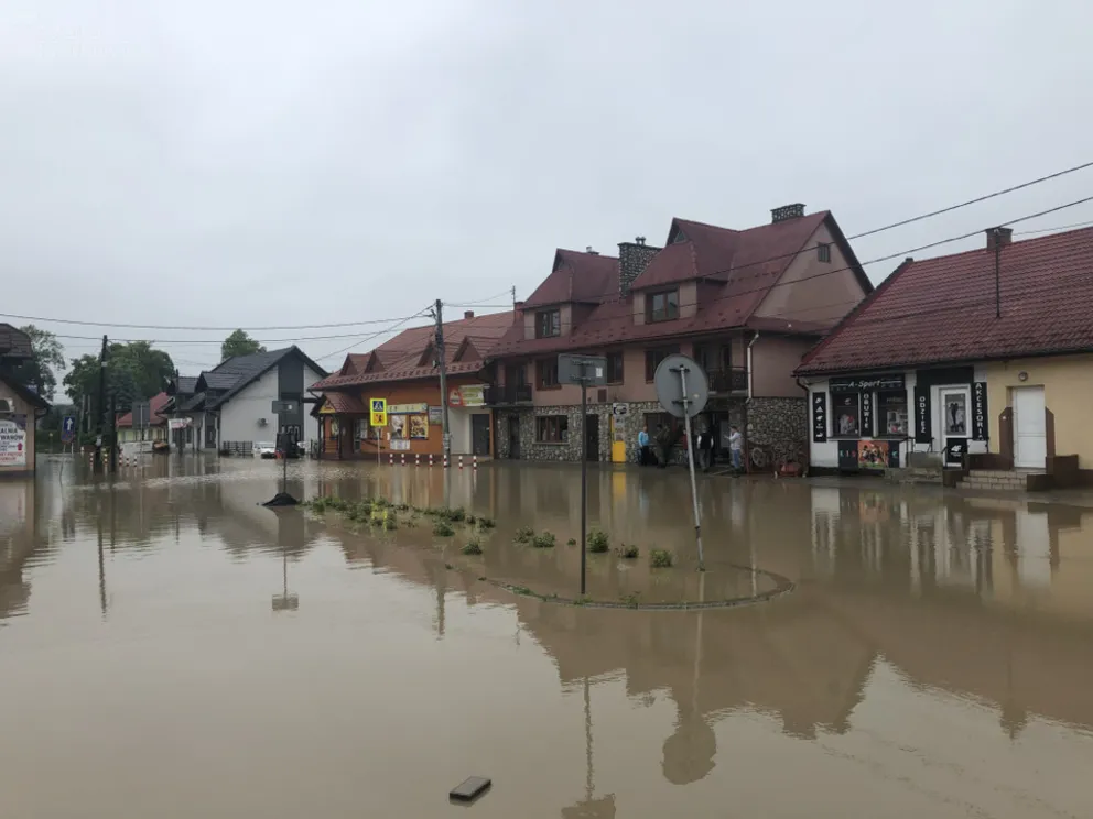 Trudna sytuacja w Łapanowie. Zawiodły wały przeciwpowodziowe