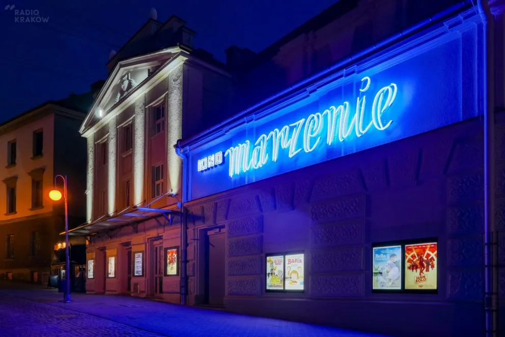 Fasada tarnowskiego kina Marzenie w nowej odsłonie, ale neon retro