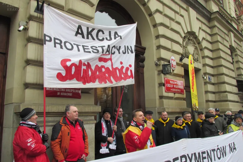 Kolejny protest w Krakowie - tym razem pracowników PKP Cargo
