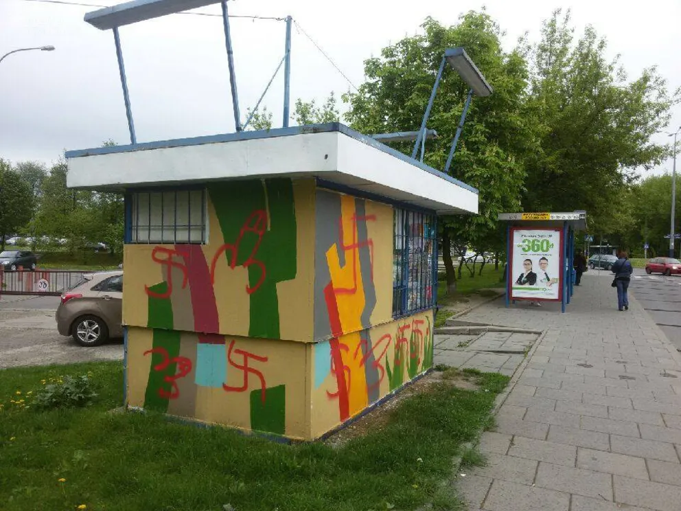 Pogromcy zamalowali bazgroły a wandale "poprawili"