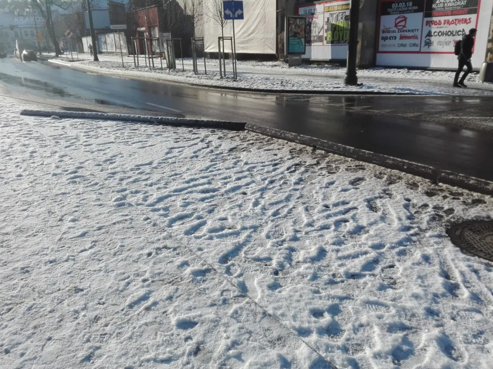 Świeży śnieg obnażył wykroczenie pieszych przechodzących przez plac Bohaterów Getta