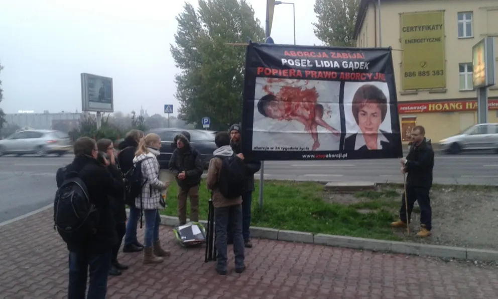 Pikieta antyaborcyjna przed biurem poselskim Lidii Gądek