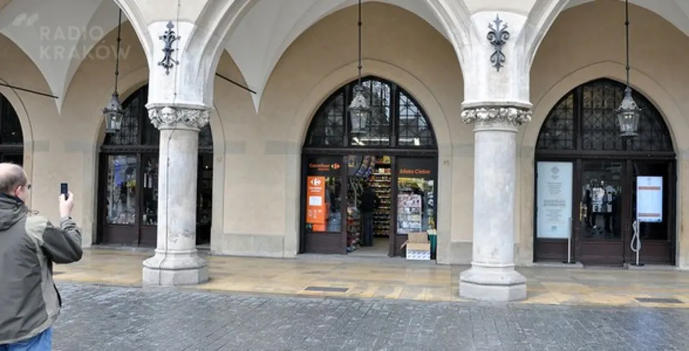 Carrefour Express w Sukiennicach - zdziwienie i oburzenie krakowian