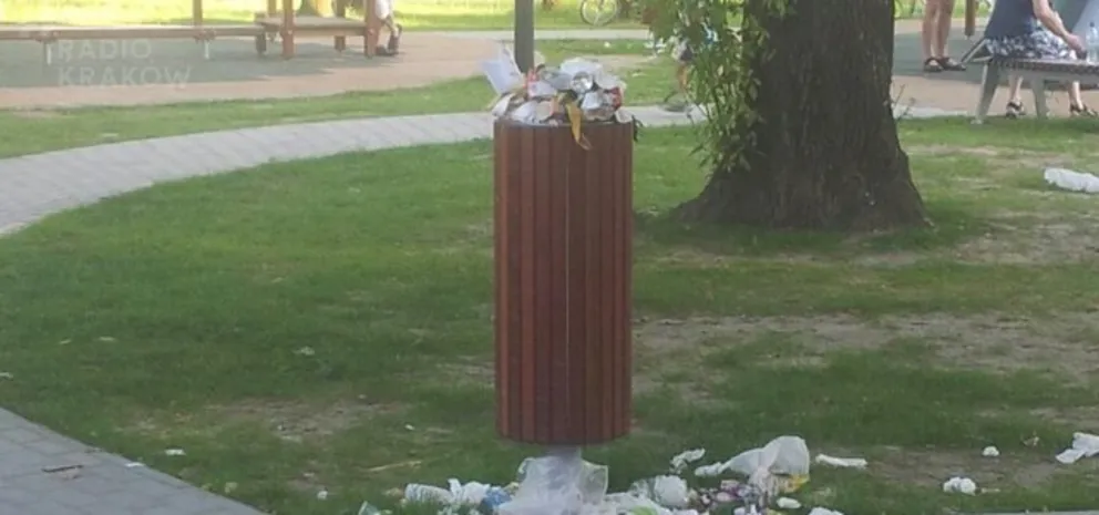 Śmietnisko na placu zabaw