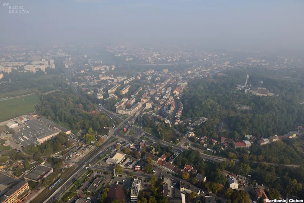 Darmowe przejazdy dla kierowców, niższy próg alarmowy. Kraków walczy ze smogiem