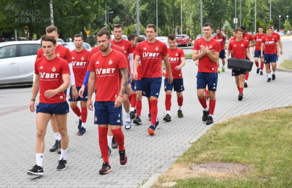 Piłkarze i trenerzy Wisły Kraków chcą pomóc Zarządowi Spółki