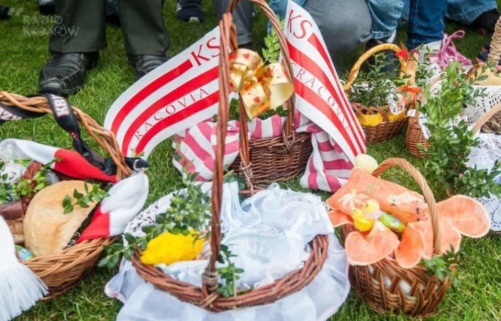 Święcenie pokarmów na stadionie Cracovii przez internet