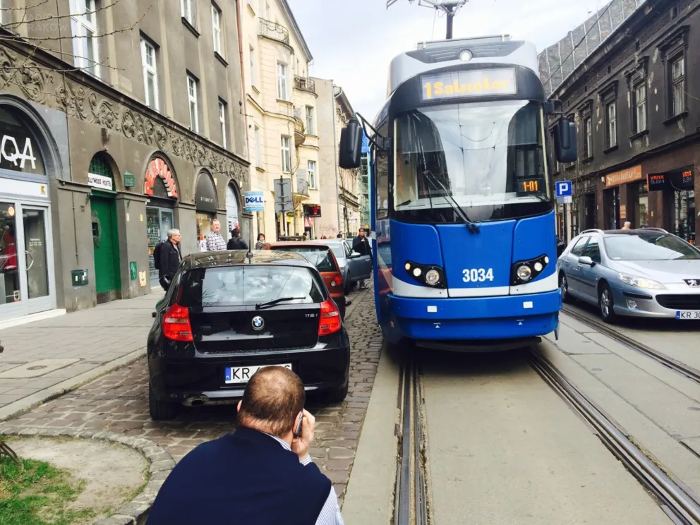 Samochód stoi, tramwaj stoi, wszyscy stoją