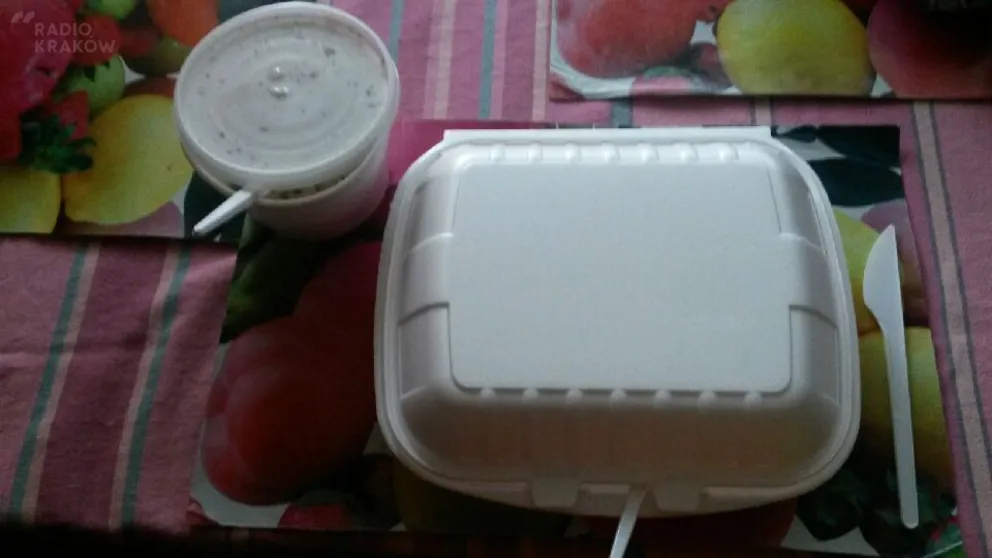 Szkolne jedzenie z plastikowych opakowań