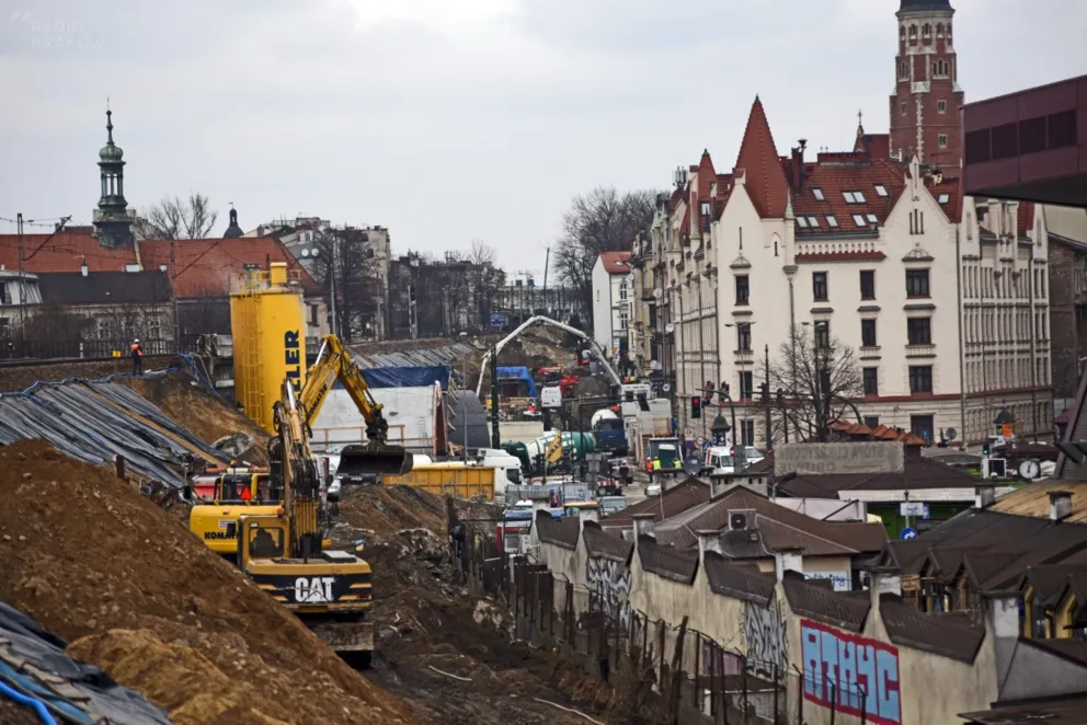 Centrum Krakowa zmienia się nie do poznania. Kolejowy nasyp zamienia się w estakadę