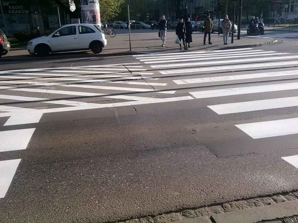 Najpierw odmalowali pasy, potem zaczęli remont