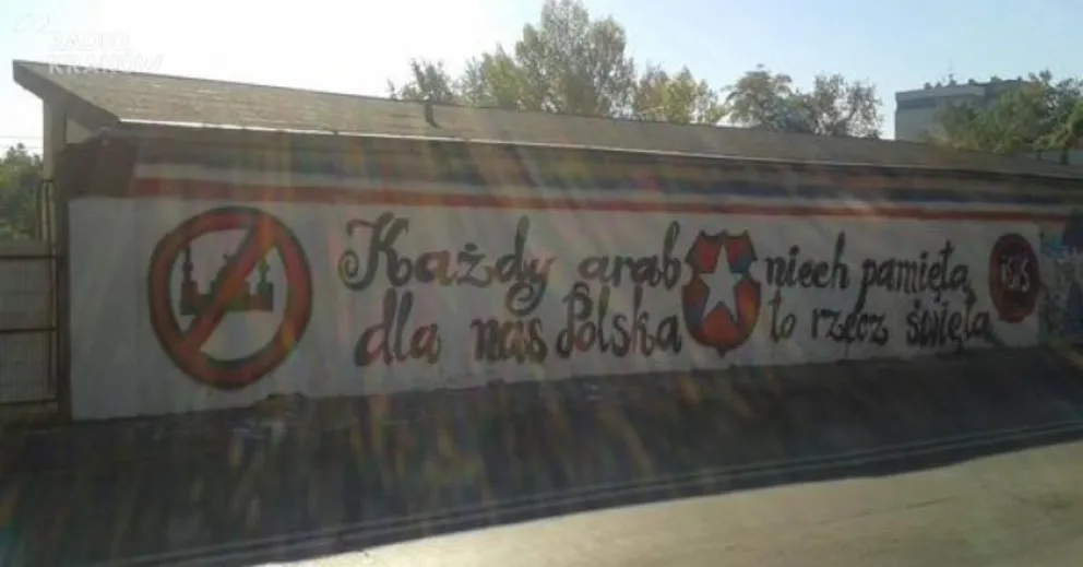 Skrajnie ksenofobiczny i nietolerancyjny napis wciąż na murze przy ul. Głowackiego