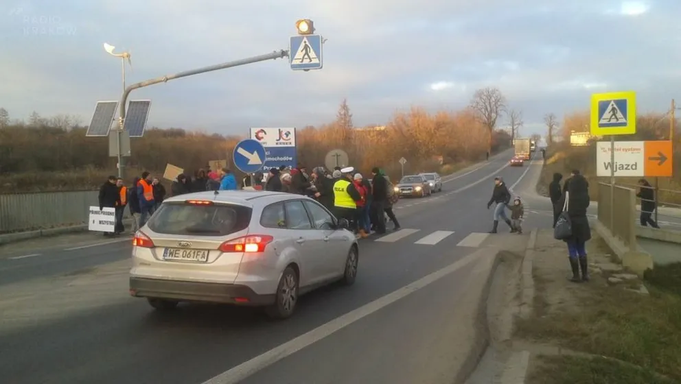 Protest mieszkańców Górki Narodowej na al. 29 Listopada. Pokazują władzom miasta żółtą kartkę 