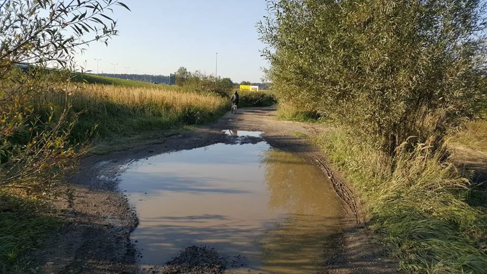 Wieczna prowizorka – kłopot pieszych i rowerzystów z dostaniem się do kładki przy stopniu wodnym ,,Kościuszko"