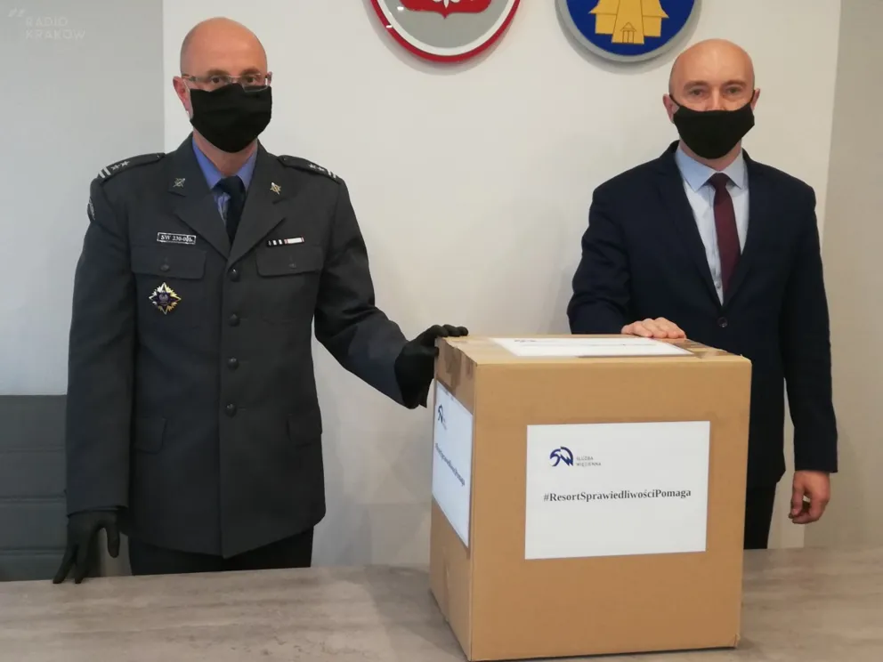 Szycie maseczek jako program resjocjalizacji w tarnowskim więzieniu