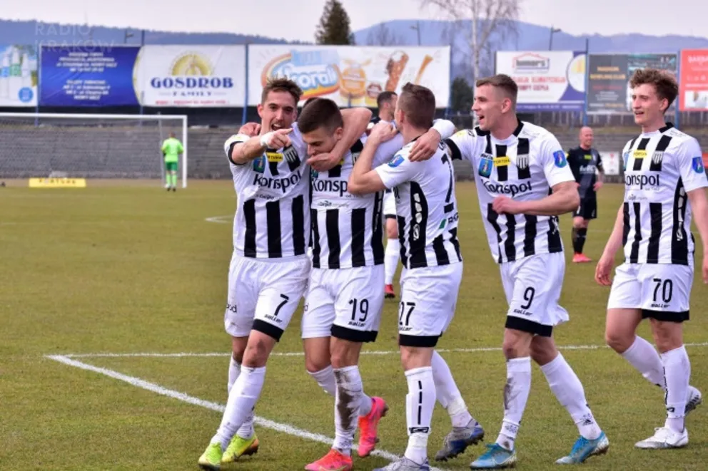 Trwa "punktowa" seria meczów Sandecji Nowy Sącz, Puszcza zwycięża w Głogowe.
