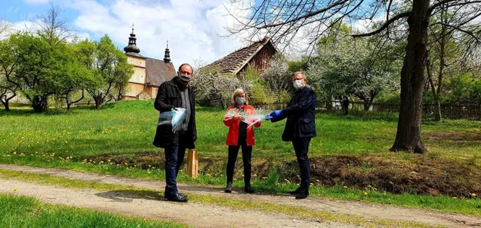 Sądecki MORD przekazał przyłbice i maseczki dla skansenu