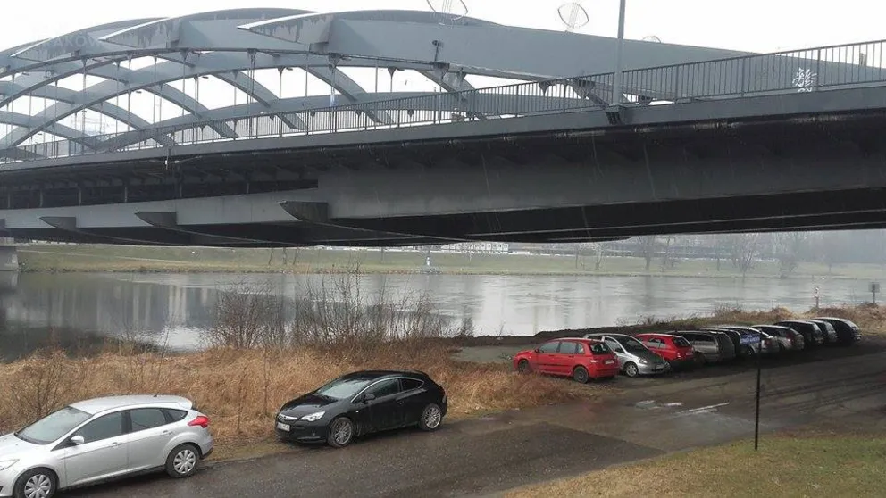 Nowa moda parkingowa - pod mostami i wiaduktami