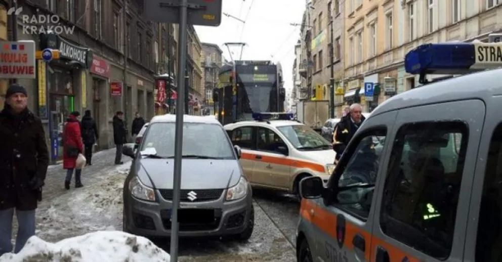 Czerwona linia pomoże w walce ze złym parkowaniem na ulicy Długiej?