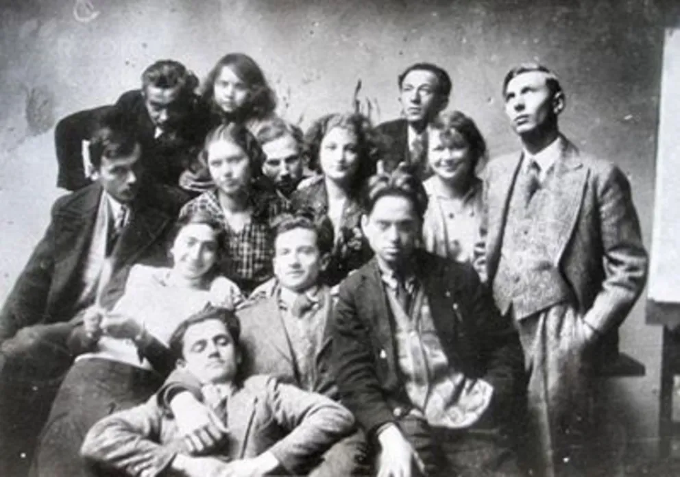 Wraz z kuratorką wystawy w Muzeum Narodowym szukamy bohaterów zdjęcia!