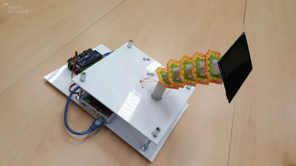 Podłącz kabel do doniczki i naładuj swój smartfon