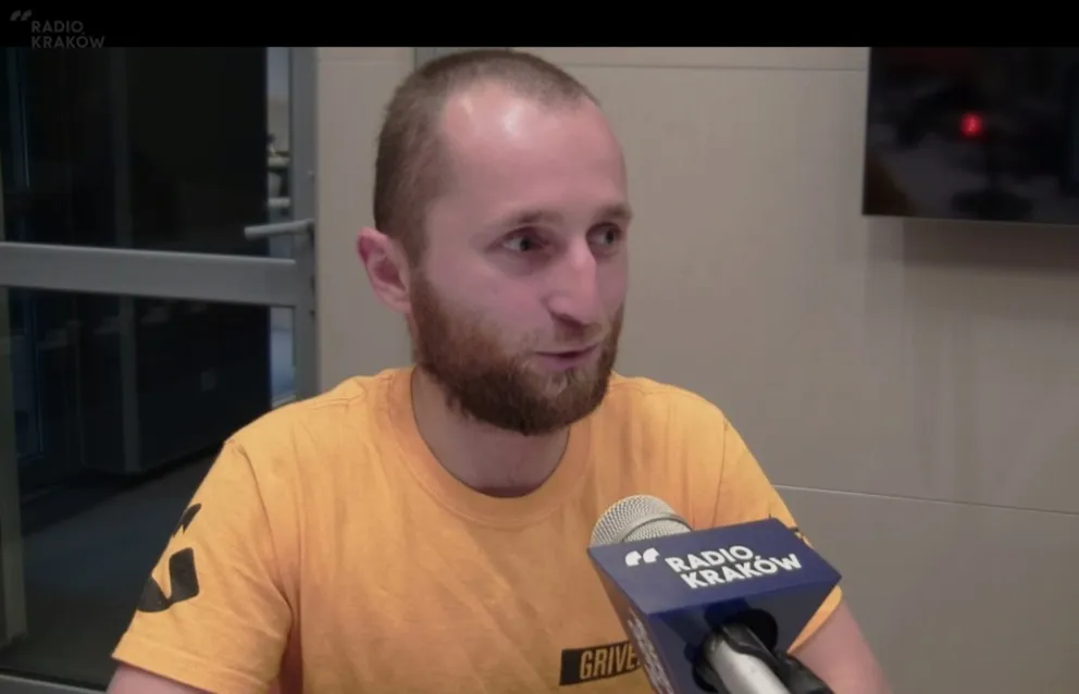 Chodzi i biega po górach, by pomagać